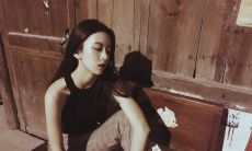 通过发短信发送降温问候给客户，表达关心和关注的做法