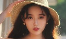 中英文表达友情的句子：无论何时何地，友情都可以支撑你，让你在任何困境中都能够坚持下去。Friendship can support you no matter when or where, making you persevere through any adversity.