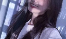 年轻女性在社交媒体上上传自拍照并配上引人入胜的文字，展现个性与风采