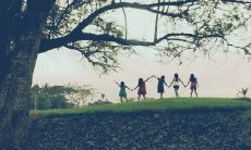 探究友情在人生中所扮演的重要角色：一些探讨朋友之间长久情谊的句子