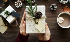 在这个炎热的夏天通过短信发问候语表达关爱