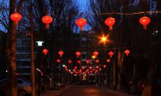 在除夕夜，为庆祝新年的到来，可以用四个简短但含义深刻的字来传递祝福，这四个字是……