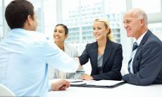 如何在求职简历中加入个人座右铭以体现自我品质？