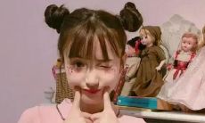 年轻女性自拍照片俏皮萌趣文案，引爆社交媒体热潮