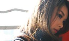 风轻轻地吹拂着，思绪如风中残烛飘摇不定，随着呼啸之声不断旋转，逐渐变得凌乱不堪