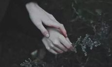 子，泪水潸然，倾诉心灵痛楚的经历和感受