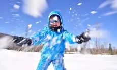 孩子在雪地中嬉戏玩闹欢笑的最美妙瞬间（One of the Most Joyful Moments for Children: Playing and Laughing in the Snow）