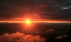 在晨曦初升，透过轻柔的云朵，我们见证了太阳初升的唯美景象