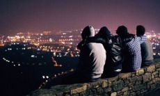 - 9年未曾间断的友情，如同绮丽的文艺句子，在人生故事中流淌着永恒回忆