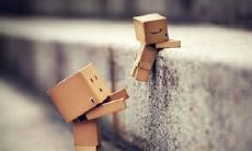 真正的朋友不一定需要始终如一地黏在一起，他们之间的纽带更多基于内心情感的互通和信任