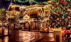 What are some ideas and examples for Christmas-themed hand-crafted posters and their corresponding translations in English?