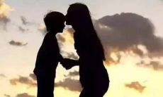 与母亲一同分享快乐的欢笑时刻：让我们一起寻找快乐的句子！