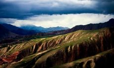 探索人生意义的旅途中，我们必须持续追寻信仰、勇敢探索自我，并坚定不移地追求内心所向！