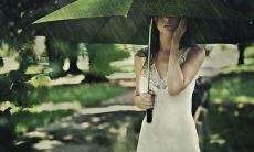 却贴心的小举动——在阴雨天气中发送问候短信，给亲友带来简单却难忘的温暖体验