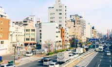 通过享受有趣多彩的学校生活，让孩子们在校园里快乐成长并充满幸福感！