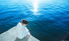 让人心情大好的环境描写句子：绚丽多彩的花丛，清澈明亮的溪流、天空湛蓝明亮，让人沉浸在欢乐和喜悦的美丽世界中