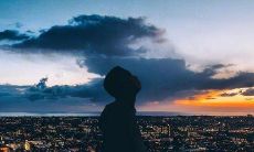 友情真假的讨论:如何判断真正的友情与虚伪的表面应酬?