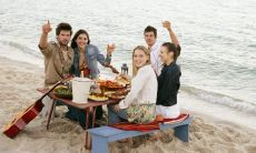 一起品尝美食，分享欢笑：享受美好聚餐时光的愉悦句子