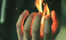 期盼有人能理解自己微笑背后的心情 - 改写一个标题，尽可能长一些