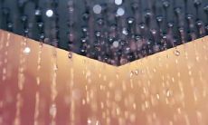 如何缓解受到感情伤害所带来的深刻心痛之苦？