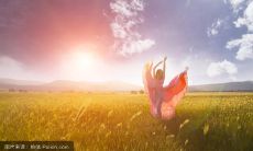 选用合适的语言，唤起爱人内心的喜悦和感动：用让爱人笑开怀的话语，传递真挚的情感，让爱的火焰持续升温！