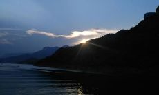 大后，亲情渐行渐远的现象在句子中的描绘