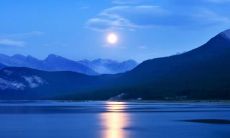 用文字表达人在清晨醒来时充满愉悦和喜悦的心情的一句话