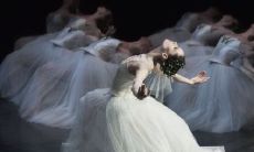 和最亲爱的姐妹在一起分享快乐的心情，让人感到无尽的幸福