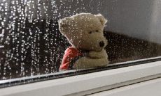 在下雨天给顾客发送体贴问候的短信，以增进客户体验和建立更深入的客户关系