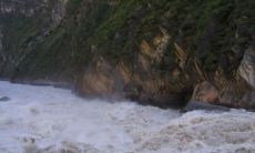 穿越历史的光芒，沿江岸漫步品读，感受江水之美：一段充满诗意的江水诗句之旅