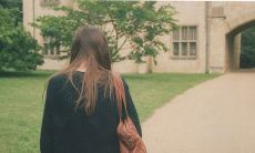 在幸福中总是掺杂着悲哀的成分，让人难以完全放松