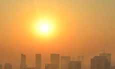 由于健康和亲情是人生中最重要的因素，以下是一些表达这种重要性的句子