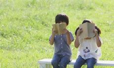 通过互相的情感联系，彼此在骨肉亲情中建立了无法割舍的强烈纽带