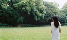 生活艰难令人身心疲惫，不堪重负的言语萦绕心头