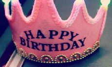 如何在生日当天向亲友发放红包的合适表达方式？