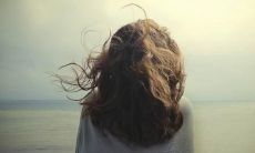 被自己的丈夫背叛的经历：深刻而令人痛苦的反思，如同融化的心痛涟漪无法平息