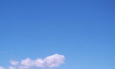 环境的美丽描绘增添人物的欢愉情感，从而带来开心幸福的感受