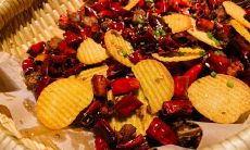 一系列令人愉悦的描述，形容团队开心互动的句子