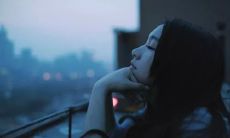 被压抑情绪困扰的感叹：心疲力尽引泪蹦出，独自忍受创伤的伤感自白