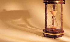 慨叹岁月流转的感人句子：表达对时光的眷恋、感慨和思索