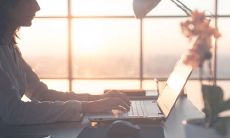 职场女性刻苦拼搏努力赚取收入的精神表现