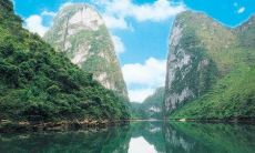 用诗句赞美三峡绝美景致，展现诗人对大自然壮丽的敬仰之情