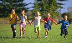 一组生动形象、令人愉悦的描述小孩子快乐状态的句子