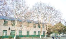 母校在校生毕业祝福语：向母校告别之际，万分感谢您带给我们的无尽帮助与聚集美好记忆，祝愿母校中的每一位同学能够勇往直前，展翅高飞，创造出更加光辉的未来！