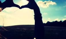 含情脉脉的语句里蕴含着忧伤和幸福感，为词句所交织，这些伴随着微笑的话语纵容着内心的情感