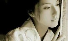 那时刻，难以抑制的悲伤情绪在内心深处慢慢蔓延开来