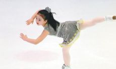 在冰面上滑行并体验极致快乐的令人神往的滑冰活动句子