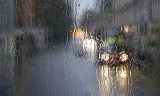 如何在暴雨天气中收到及时、准确的问候提醒短信？在安全和健康的前提下，如何应对恶劣的天气条件？