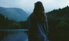 经历了背叛和深深的失望，感慨良多的表达对朋友的失望和心情的短语