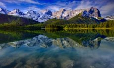 四言四句，铿锵有力，押韵霸气，响彻乾坤！